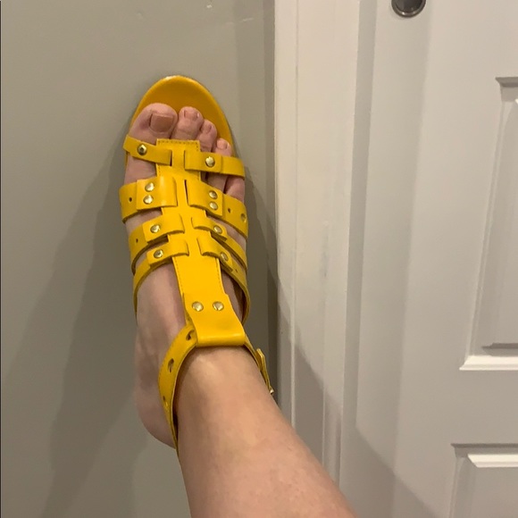 BCBGirls yellow heels - Picture 2 of 8